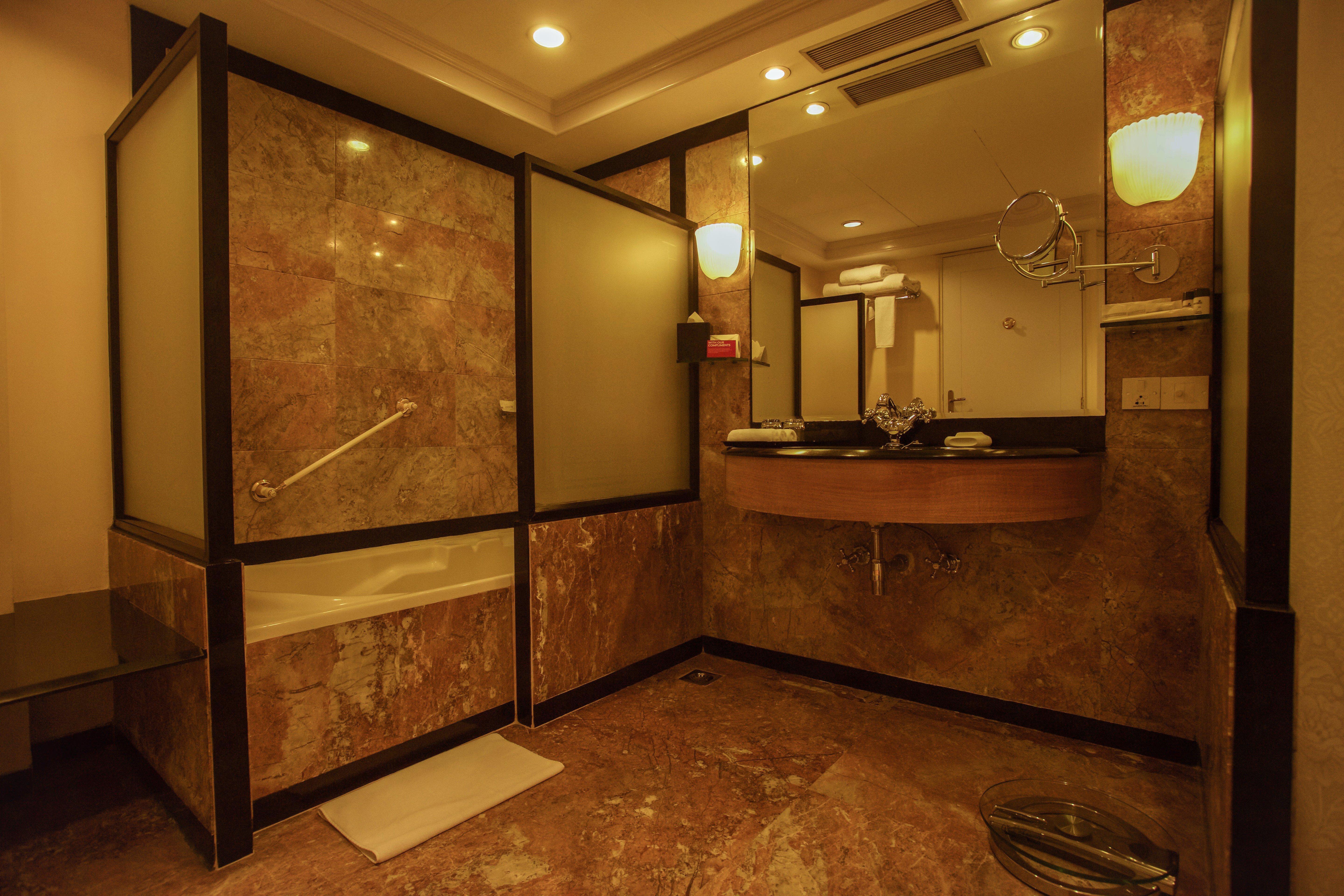 Crowne Plaza Chennai Adyar Park, An Ihg Hotel Экстерьер фото A bathroom in a hotel