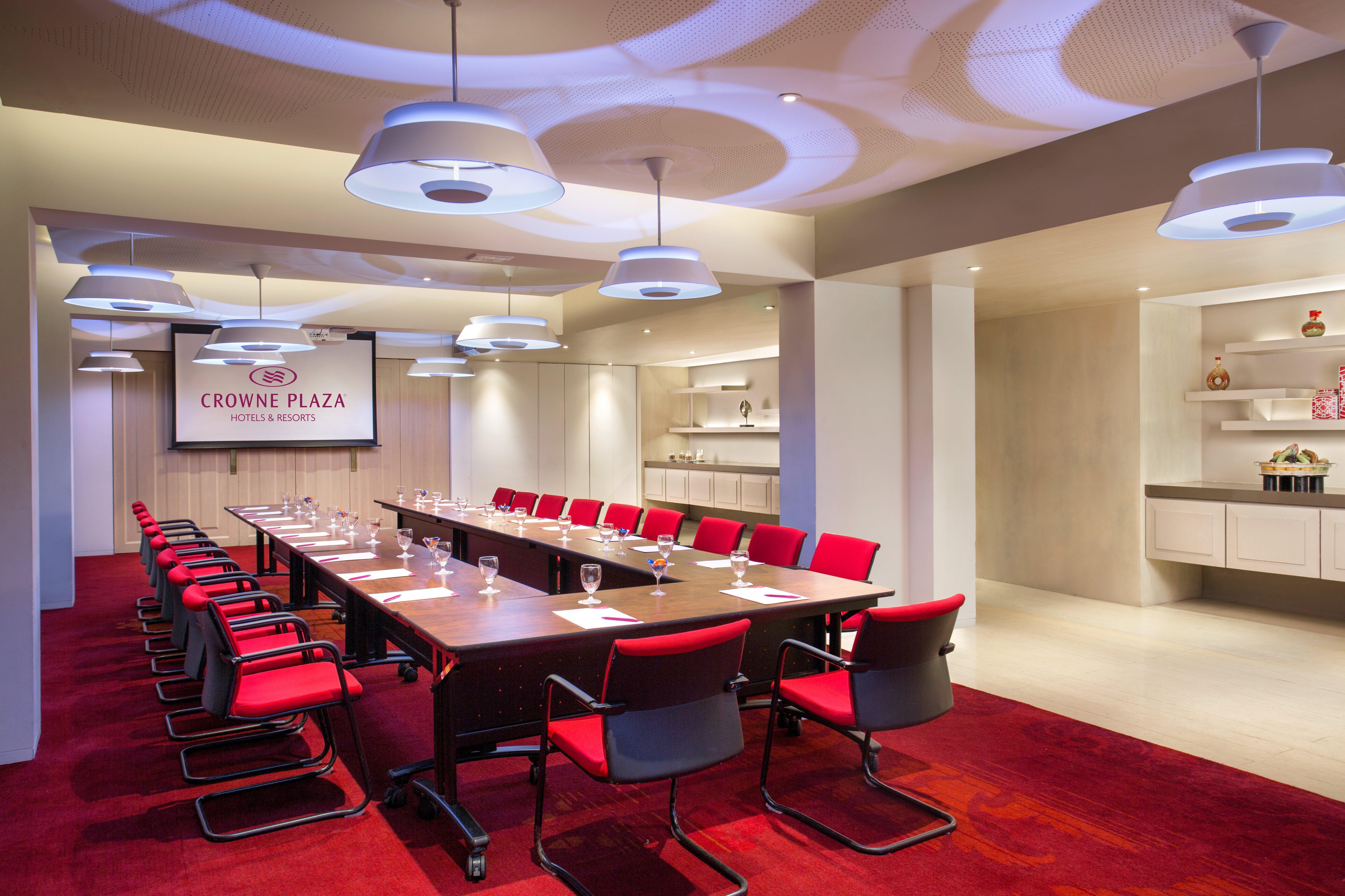 Crowne Plaza Chennai Adyar Park, An Ihg Hotel Экстерьер фото Meeting room at the hotel