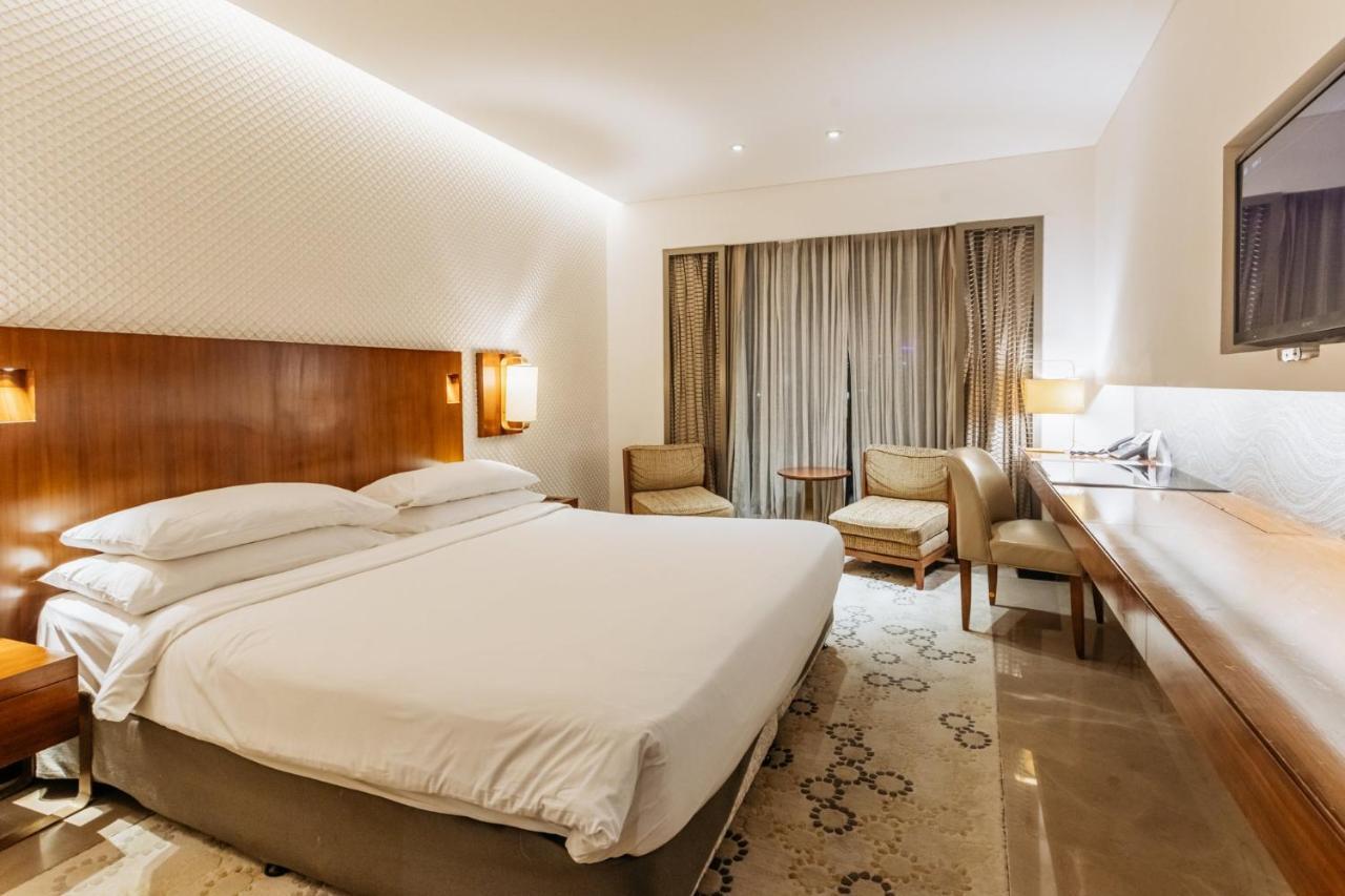 Crowne Plaza Chennai Adyar Park, An Ihg Hotel Экстерьер фото A room at the Taj Mahal Palace